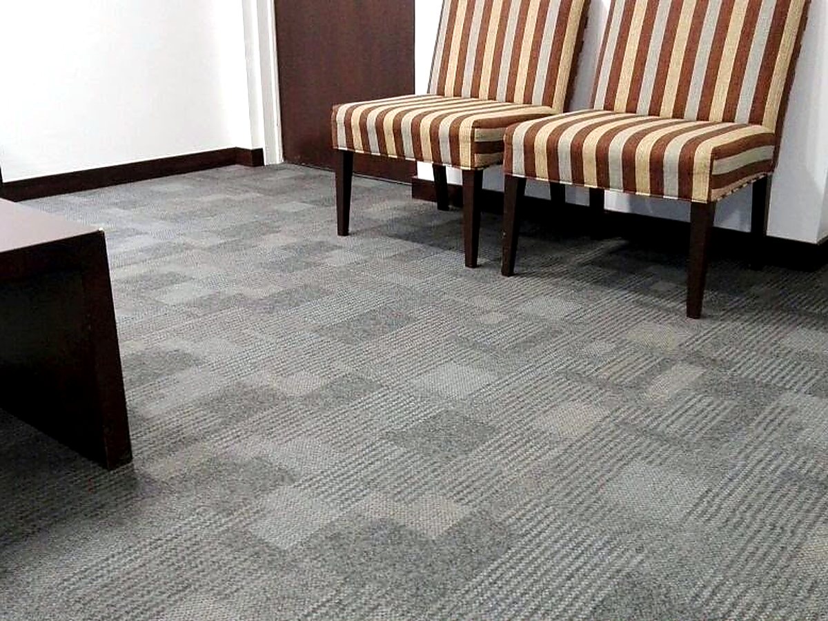 Oficina con alfombra modular