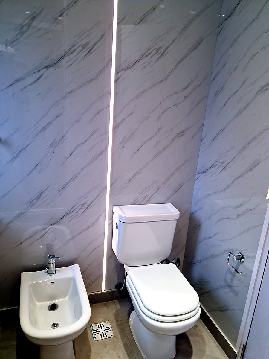 Baño con revestimiento símil mármol